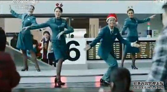  台湾空姐在【行李输送带】上起舞